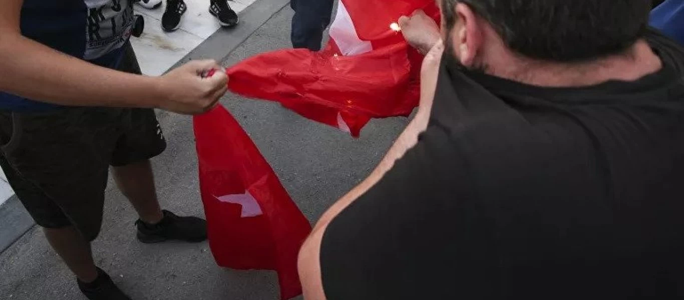 ΕΚΤΑΚΤΟ - Γενοκτονία των Ποντίων: Διαδηλωτές έκαψαν την τουρκική σημαία στο Σύνταγμα